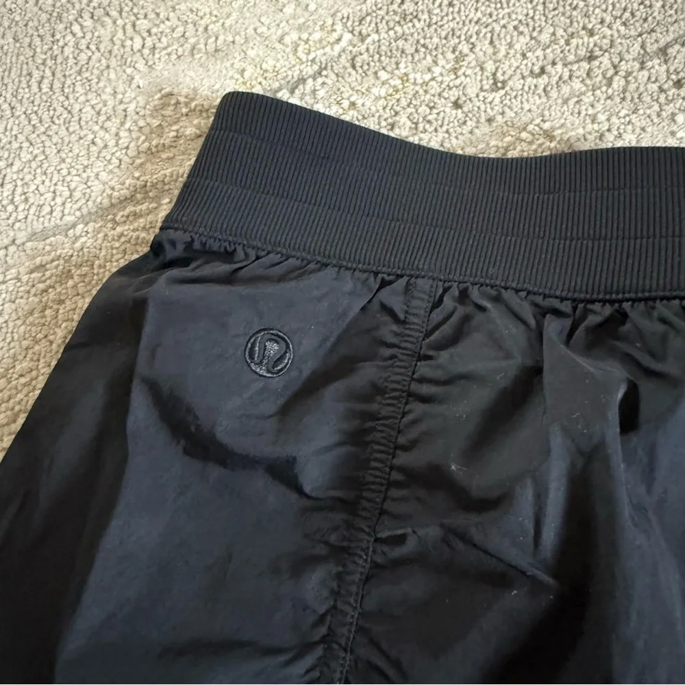 LULULEMON black relaxed fit pants Front Zip Mid Rise Ruched Crop size 10